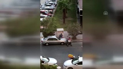 Giyim bağış kutusuna giren çocuk kamerada