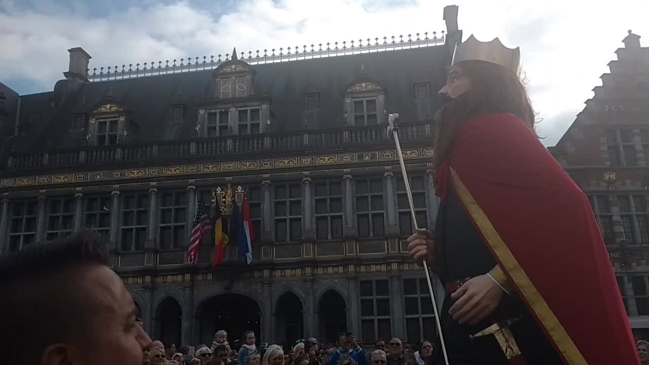 Clovis, le nouveau géant de Tournai danse pour la première fois