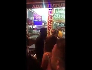 Kadını tehdit eden adam, kadınlar tarafından yakalanarak tekme tokat dövüldü!