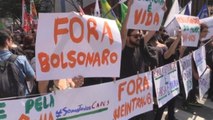 Bolsonaro encabeza su primer desfile militar mientras estudiantes protestan contra sus políticas