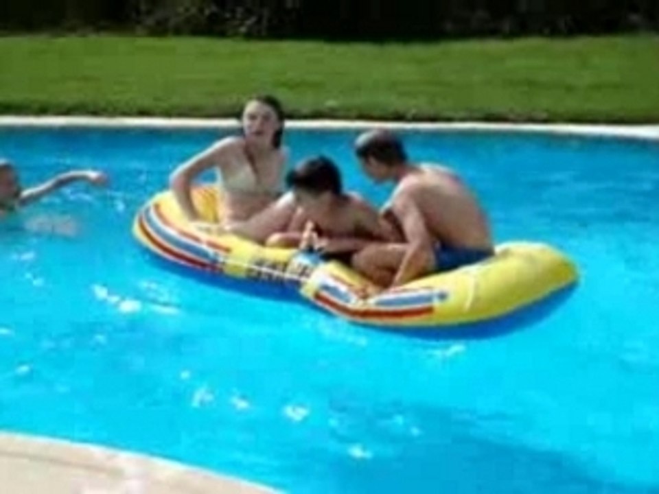 Le bateau qui se fait couler dans une piscine