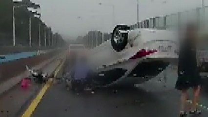 결혼식 가던 소방관, 전복 차량에서 모자 구해 / YTN