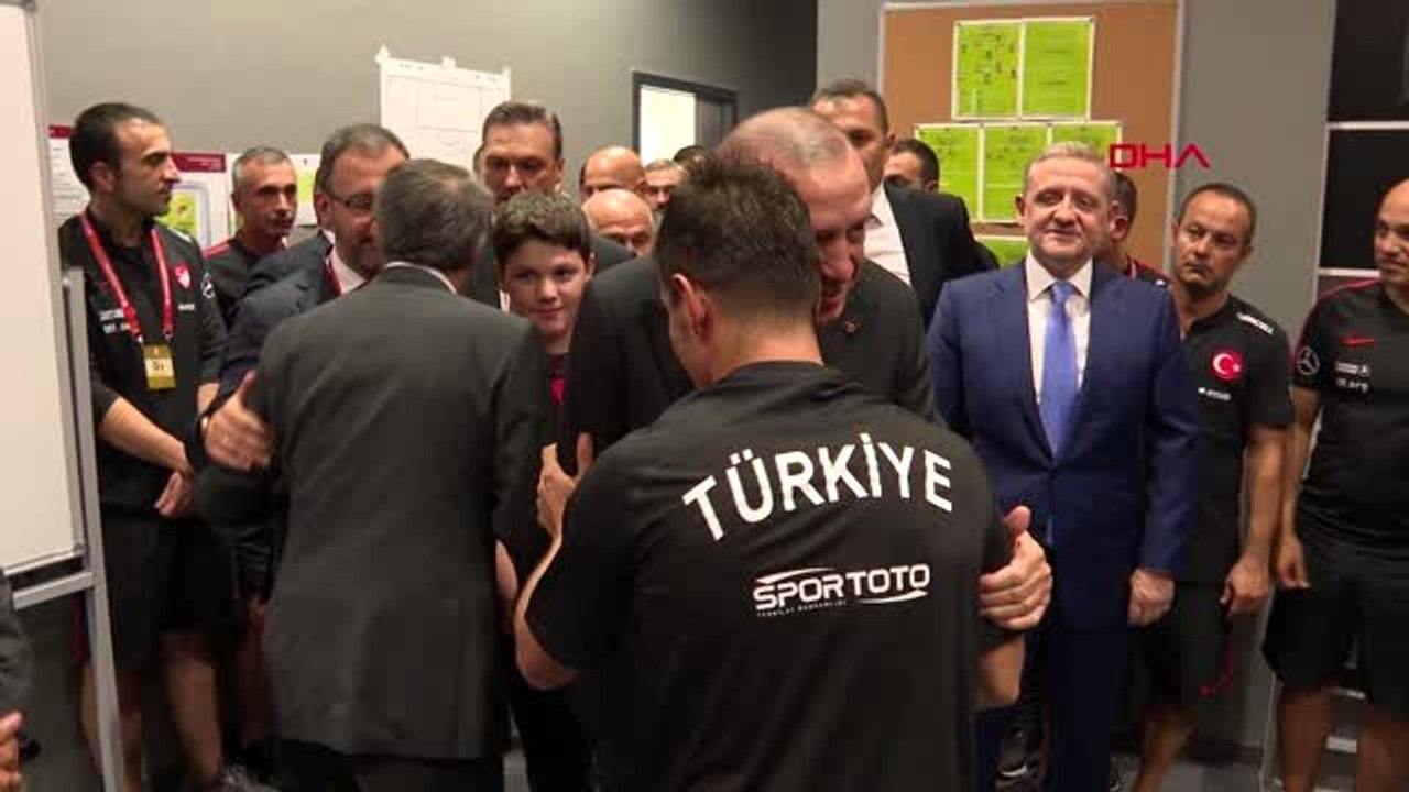 Spor cumhurbaşkanı recep tayyip erdoğan, a milli takımın soyunma odasını ziyaret etti