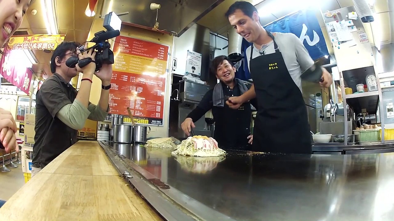 Hiroshima Okonomiyaki Lunch Experiment in Japan