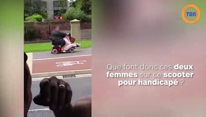Deux femmes sur un fauteuil roulant motorisé