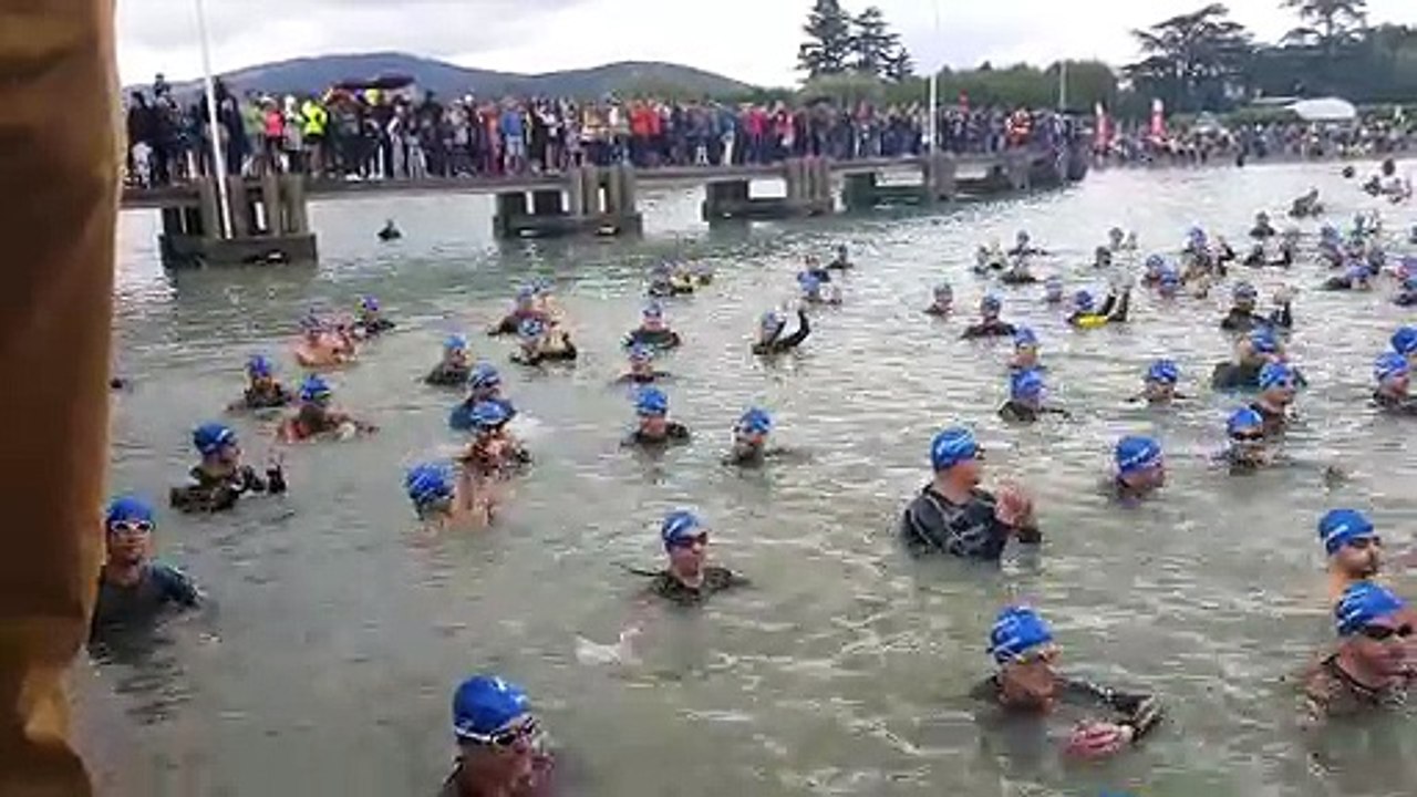 Le départ du 15e Triathlon international d'Aix-les-Bains