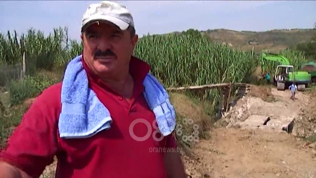 RTV Ora - Banorët e Karbunarës “sfidojnë” bashkinë, ndërtojnë urë vetë