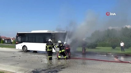Seyir halindeki halk otobüsü yandı, yanan otobüse bakan sürücü önündeki otomobile çarptı