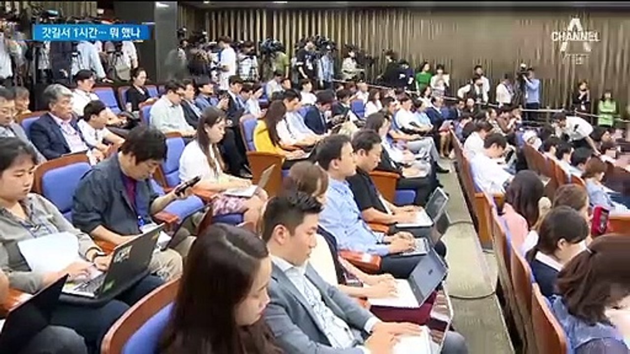 카메라 밀어낸 조국…딸은 “위협 느낀다” 신변보호 요청