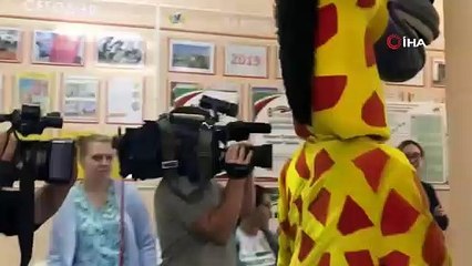 Rusya'da animatörlerin kostümleriyle oy kullanması tartışmalara yol açtı