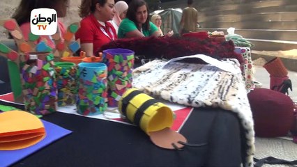 من مدرسة لفنانة كروشيه.. فاطمة تنسج المفارش والسجاد على الكرسي المتحرك