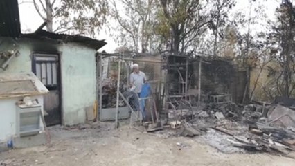 Los vecinos comprueban los daños tras el incendio en Sevilla