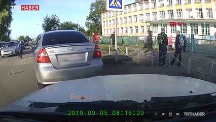 Öndeki aracın altındaki yavru kediyi ezilmekten son anda kurtardı