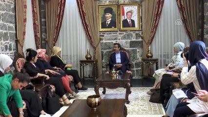Vali Güzeloğlu, Diyarbakır'a gelen kadın gazetecileri kabul etti