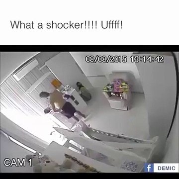 Le reflexe surhumain de ce papa est incroyable