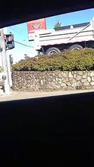 Un cycliste devient fou et s'en prend à un conducteur et sa voiture