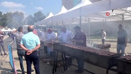 1,5 ton köfte ikram ettiler...Köfte ekmekten almak isteyen uzun kuyruklar oluşturdu