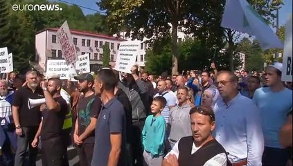 شاهد: المسلمون في البوسنة يحتجون ضد تنظيم أول مسيرة للمثليين في سراييفو