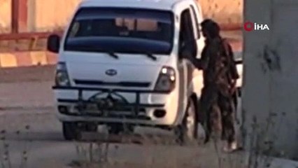 Teröristler sınırdaki bez parçalarını söktü