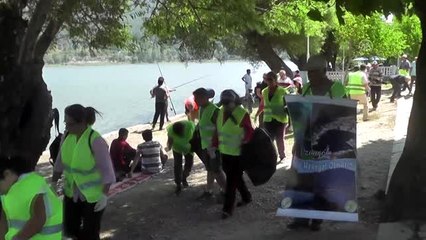 Gönüllüler Gölcük'te çevre temizliği yaptı