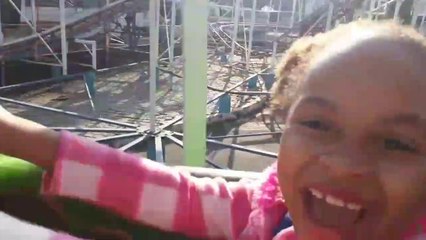 Na  montanha russa com a mamãe