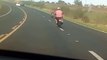 Vídeo flagra homem trafegando deitado sobre moto na BR-277
