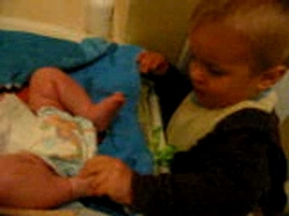 lucas lave les petons de jade