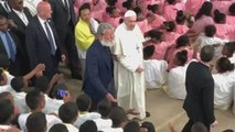 El papa, en la ciudad de la esperanza que surgió de la basura en Madagascar