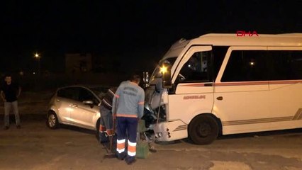 Adana'da yolcu minibüsü ile otomobil çarpıştı: 7 yaralı