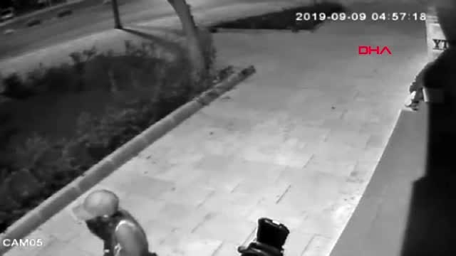 Elektrikli bisiklet hırsızlığı güvenlik kamerasında