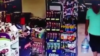 Un homme fait sa grosse commission dans un magasin et essaye de cacher les preuves