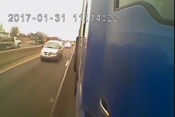Un automobiliste se retrouve pris en sandwich entre deux camions sur l'autoroute...