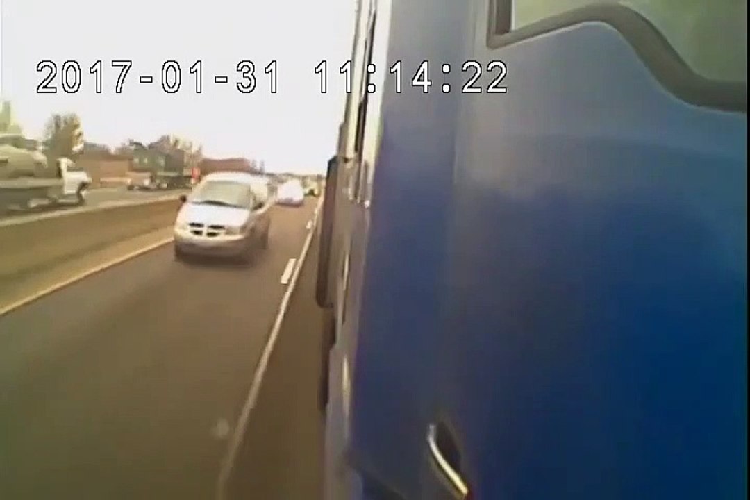 Un automobiliste se retrouve pris en sandwich entre deux camions sur l'autoroute...