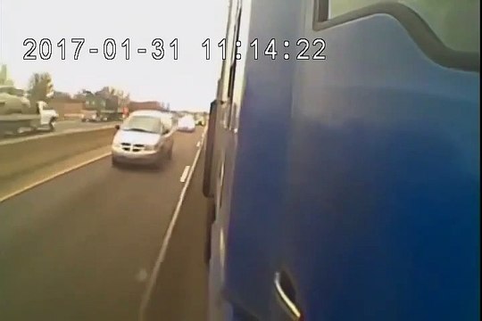 Un automobiliste se retrouve pris en sandwich entre deux camions sur l'autoroute...