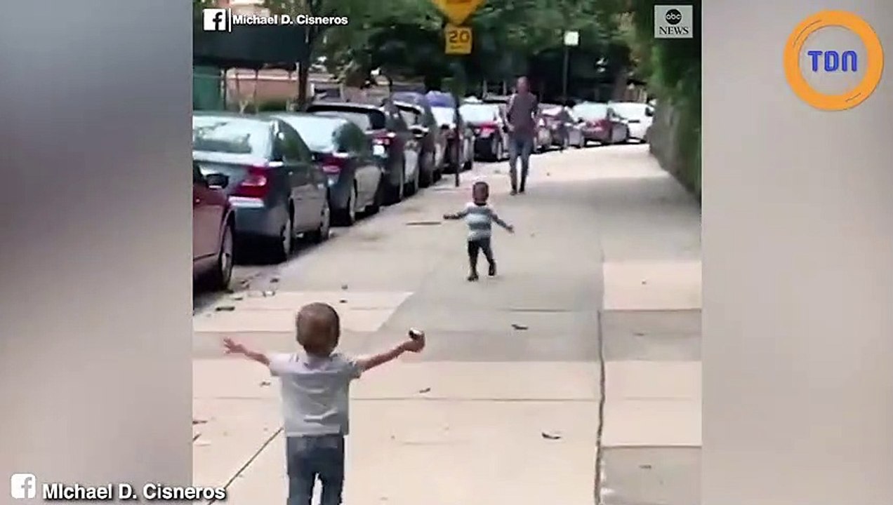 Ces deux très jeunes amis se retrouvent par hasard dans les rues de New-York !