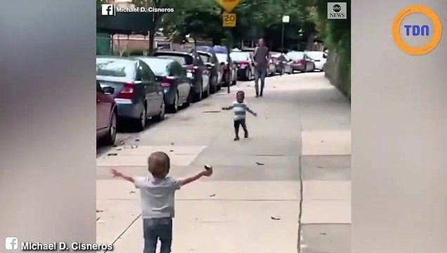 Ces deux très jeunes amis se retrouvent par hasard dans les rues de New-York !