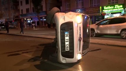 Başkent'te bir yaya ve iki otomobile çarpan araç devrildi: 2 yaralı