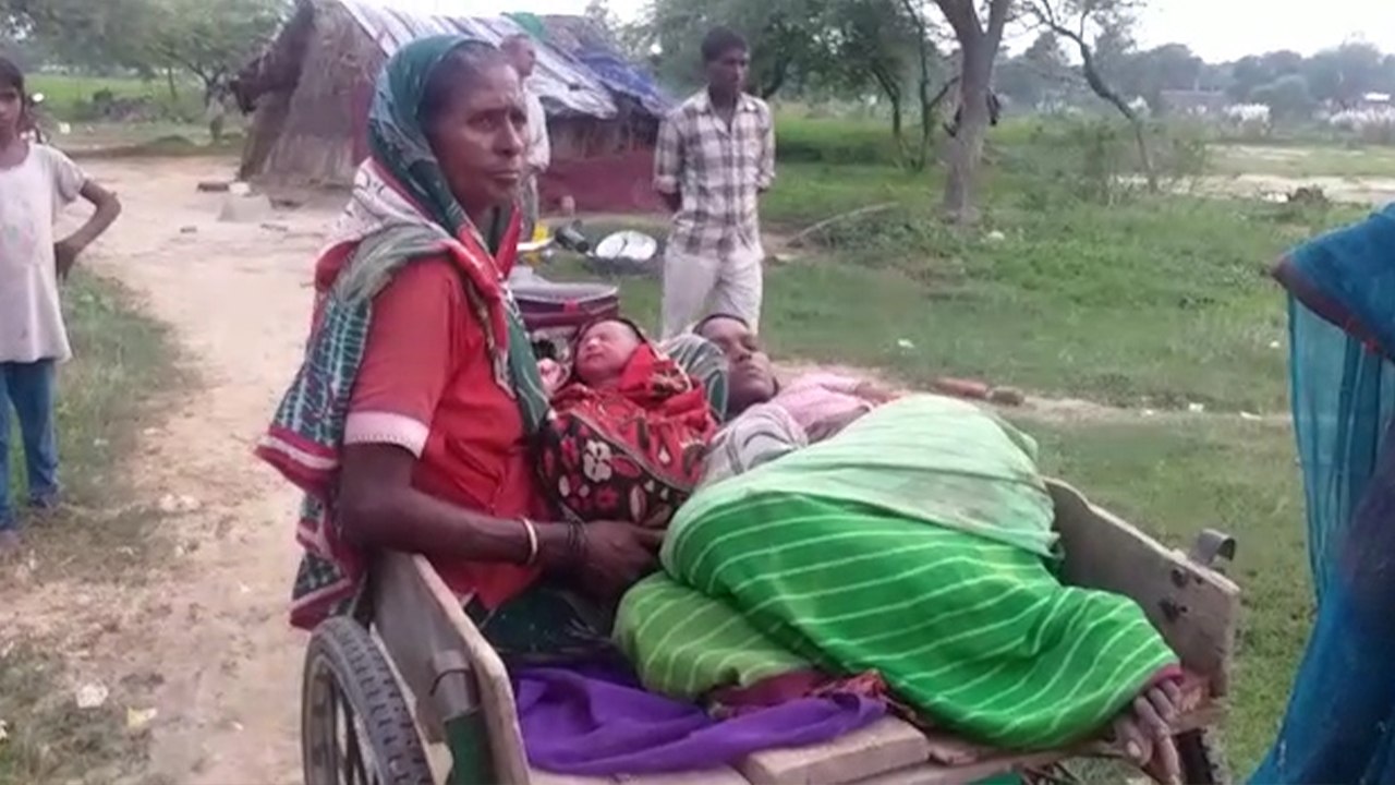 एंबुलेंस में हुआ महिला का प्रसव,अस्पताल में पैसे की डिमांड नहीं की पूरी तो ठिलिया से ले जाना पड़ा घर