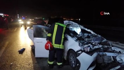 Tırın altına giren otomobildeki çift ağır yaralandı