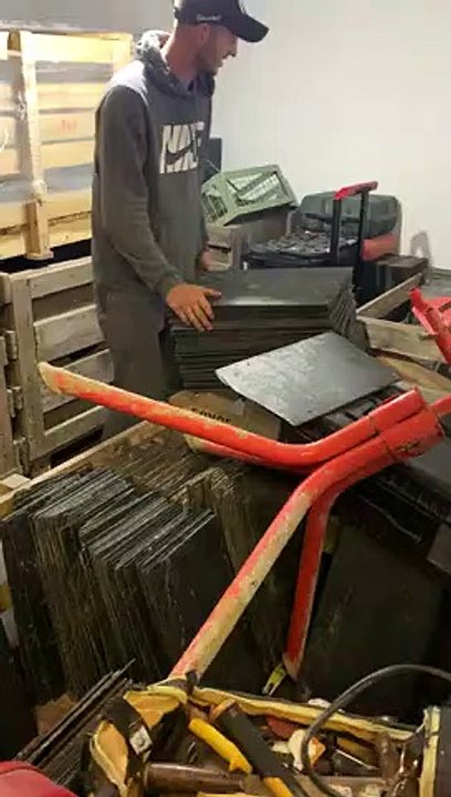 Trop fort cet ouvrier.. s'effondre sous le poids des ardoises