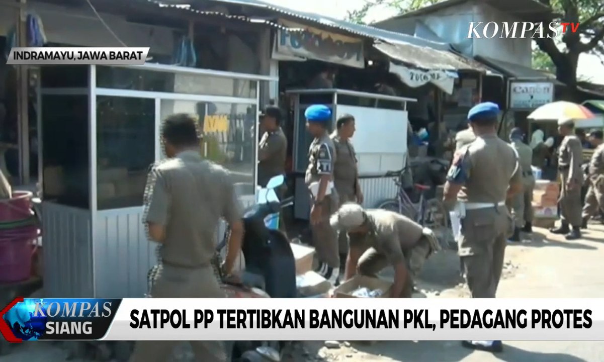 Satpol PP Tertibkan Bangunan PKL, Pedagang Protes