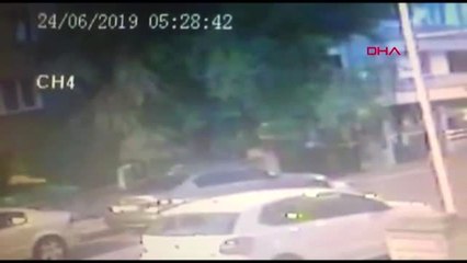 Kadıköy'deki dikiz aynası hırsızı kamerada