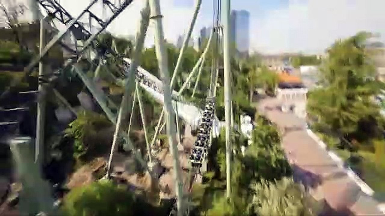 Un drone poursuit le train des montagnes russes Helix