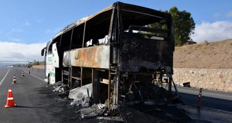 Sivas'ta bir yolcu otobüsü seyir halindeyken alev aldı