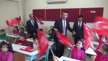 Milli bilinci aşılamak için birinci sınıf öğrencilerine bayrak