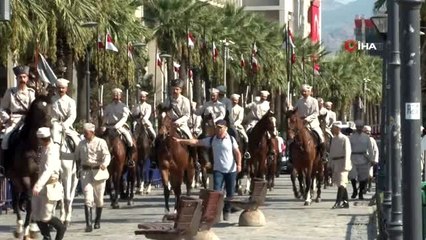 - Atlı süvariler Konak Meydanı'nda