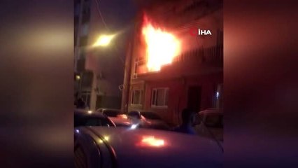 Üç katlı binanın ikinci katı alev alev yandı