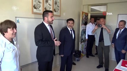 Milli bilinci aşılamak için birinci sınıf öğrencilerine bayrak