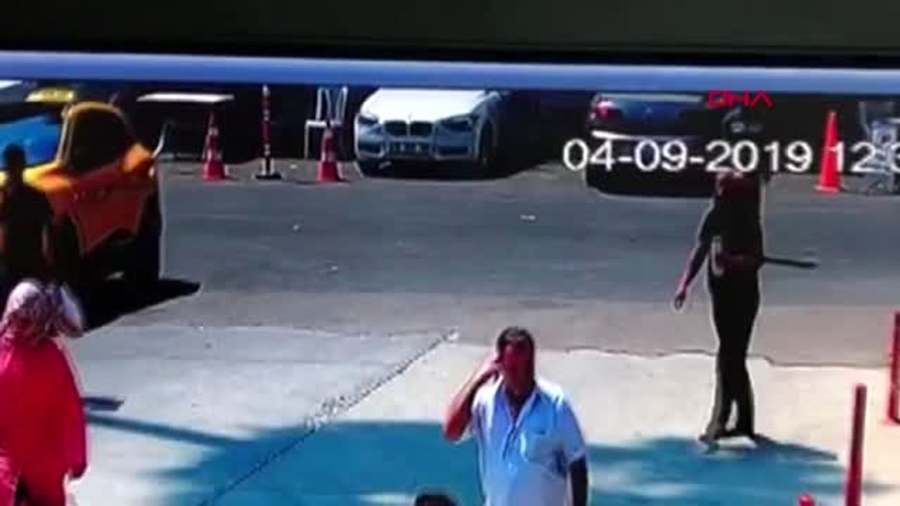 Mersin güvenliğin yanında, baygın haldeki hastanın cüzdanını çaldı