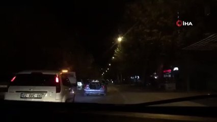 Trafikte şaşırtan görüntü...Otomobilin bagajından sürücüleri selamladılar